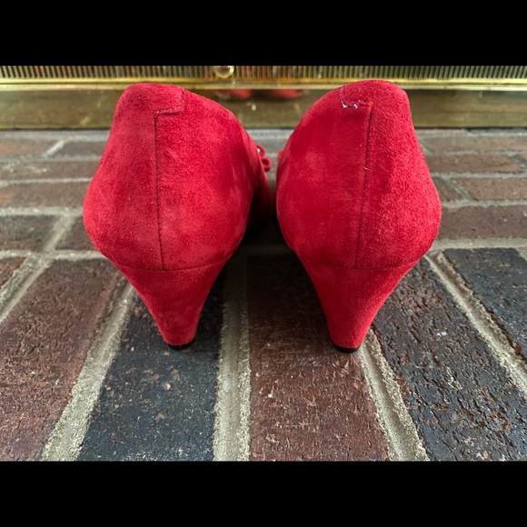 BCBGeneration Red Suede Bow Wedge pump sz 9 - Picture 3 of 7